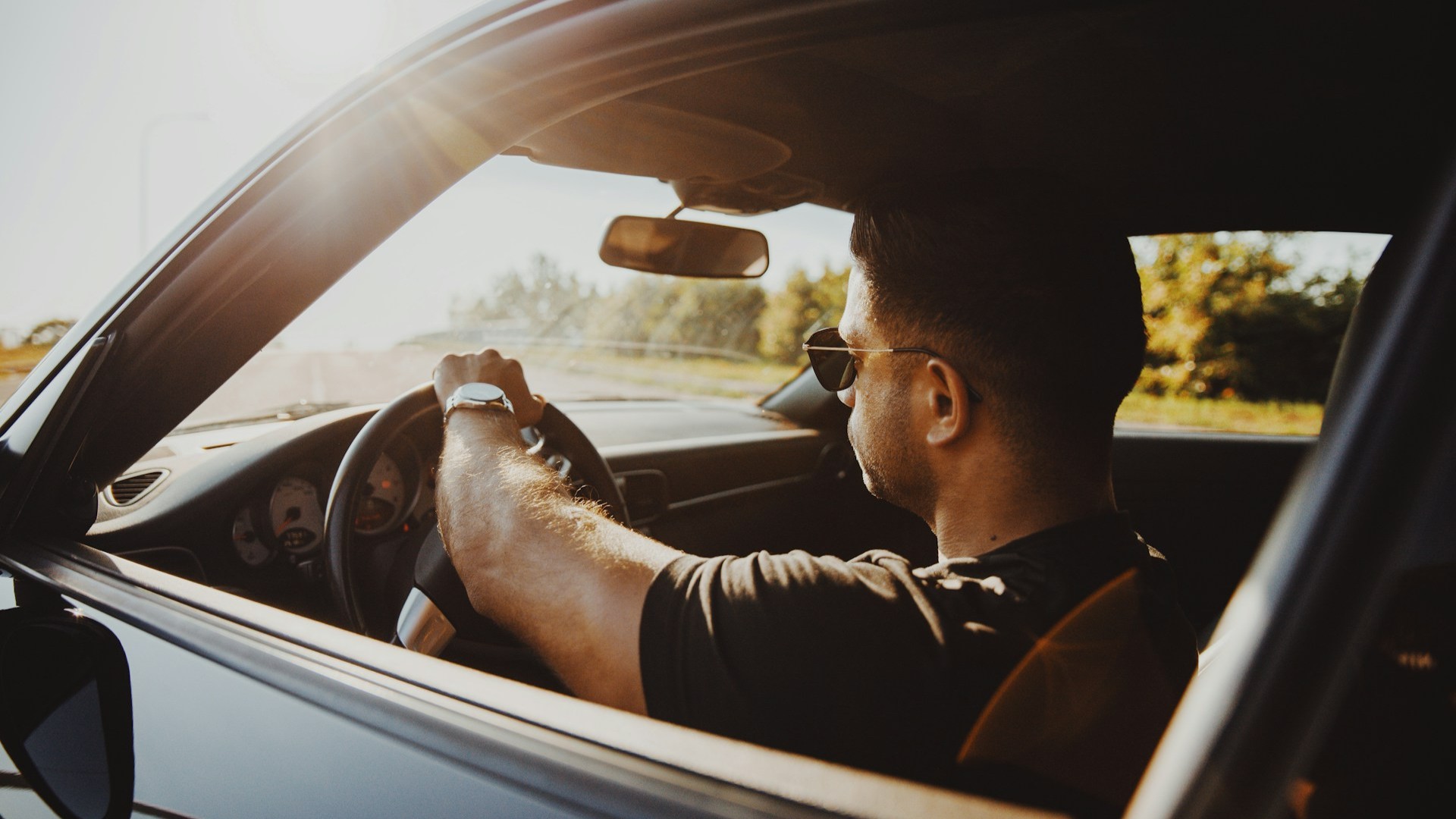 Bestuurder achter het stuur tijdens een rijles als onderdeel van een rijlespakket, met focus op praktijkervaring en controle in het verkeer