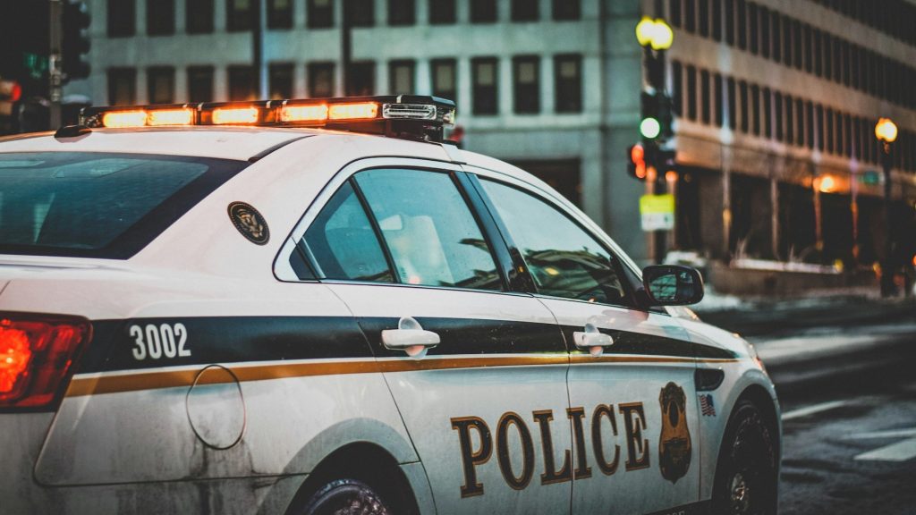 Politiewagen met zwaailicht in de stad bij controle rond strafpunten op je rijbewijs