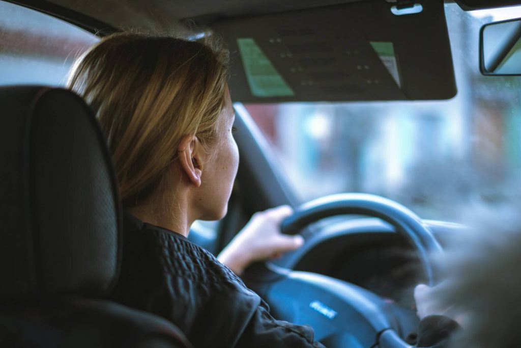 Beginnende bestuurder ontwikkelt meer vertrouwen tijdens het rijden na praktijkervaring en herhaling.